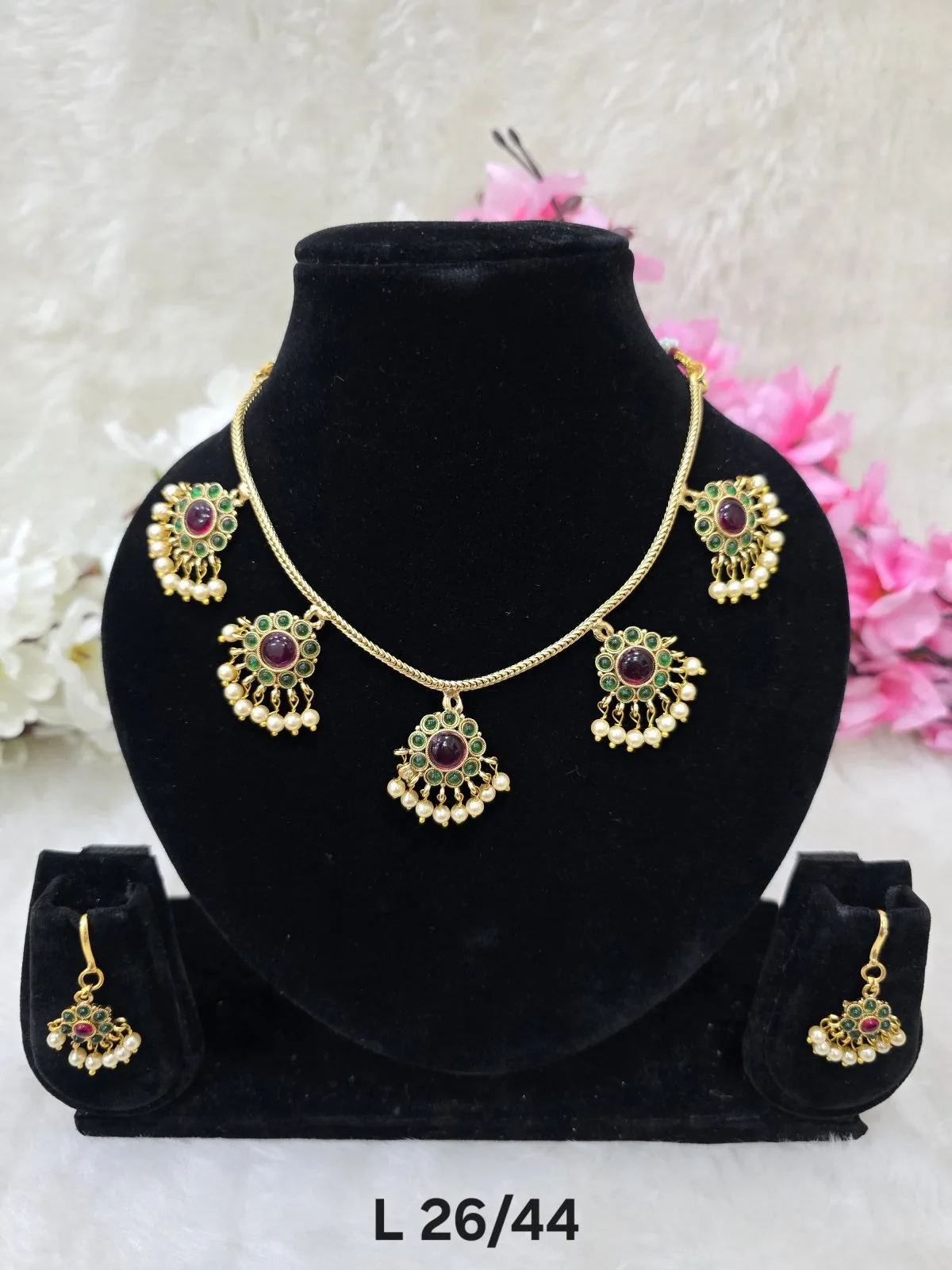 small neckless white pearl moti
